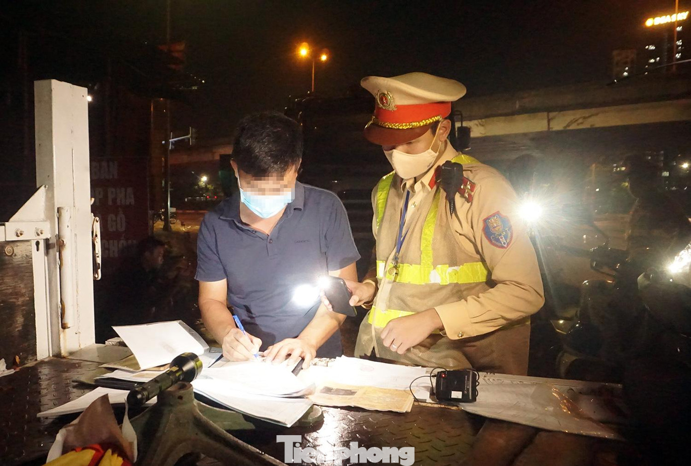 Nam tài xế H. bị lập biên bản lỗi làm rơi vãi vật liệu ra đường. Nam tài xế H. bị lập biên bản lỗi làm rơi vãi vật liệu ra đường.