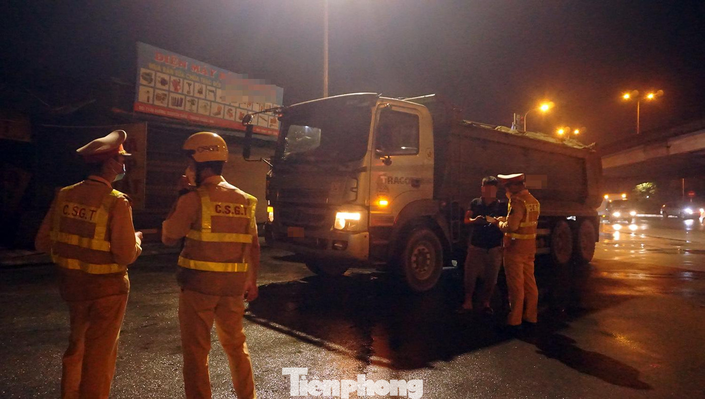 Sau đợt cao điểm nhiều phương tiện vẫn chở quá tải. Sau đợt cao điểm nhiều phương tiện vẫn chở quá tải.