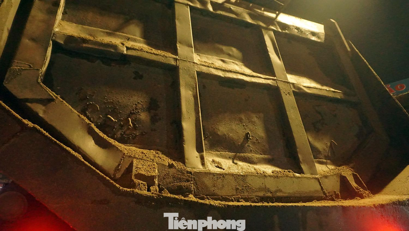 Nhiều xe tải che đậy không kỹ, vật liệu bám đầy bên ngoài thùng. Nhiều xe tải che đậy không kỹ, vật liệu bám đầy bên ngoài thùng.