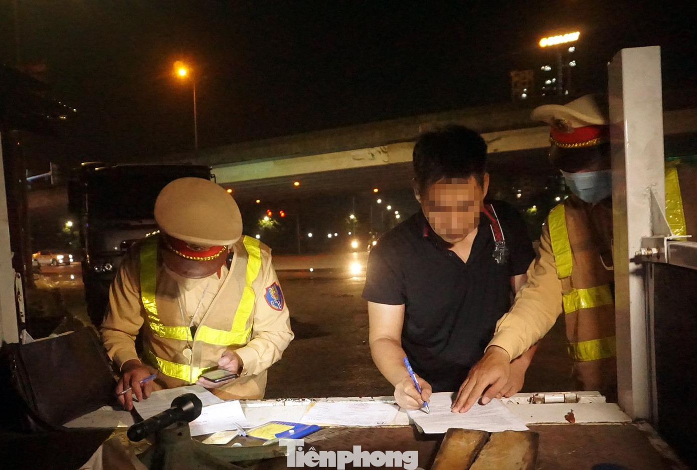 Xe tải do ông T. điều khiển quá tải trọng 26%. Xe tải do ông T. điều khiển quá tải trọng 26%.