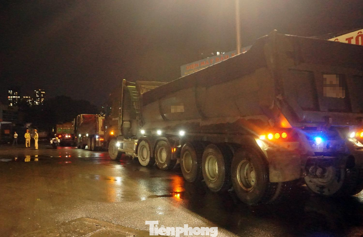 Tổ công tác kiểm tra loạt xe tải trên đường Nguyễn Xiển. Tổ công tác kiểm tra loạt xe tải trên đường Nguyễn Xiển.