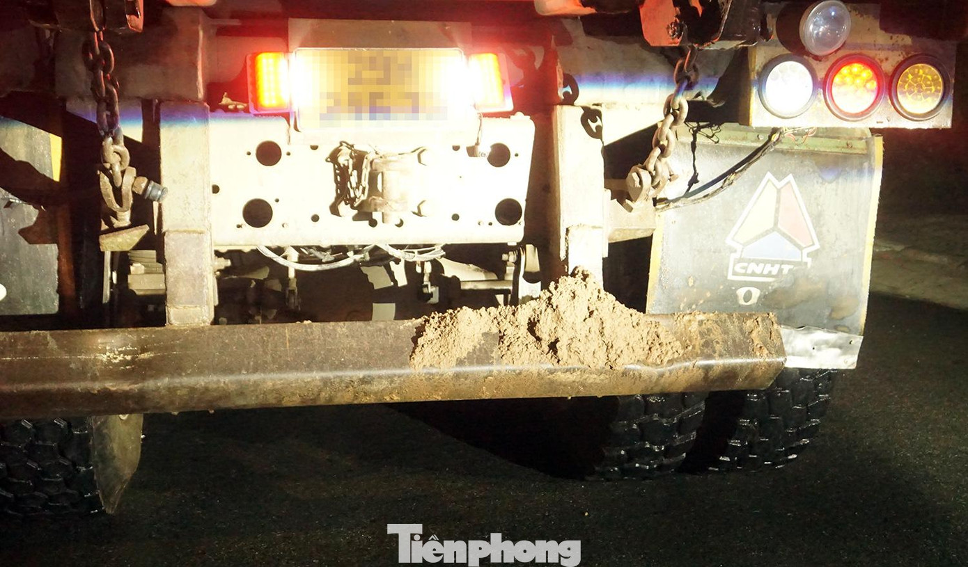 Xe tải chở cát làm rơi vãi vật liệu ra đường. Xe tải chở cát làm rơi vãi vật liệu ra đường.