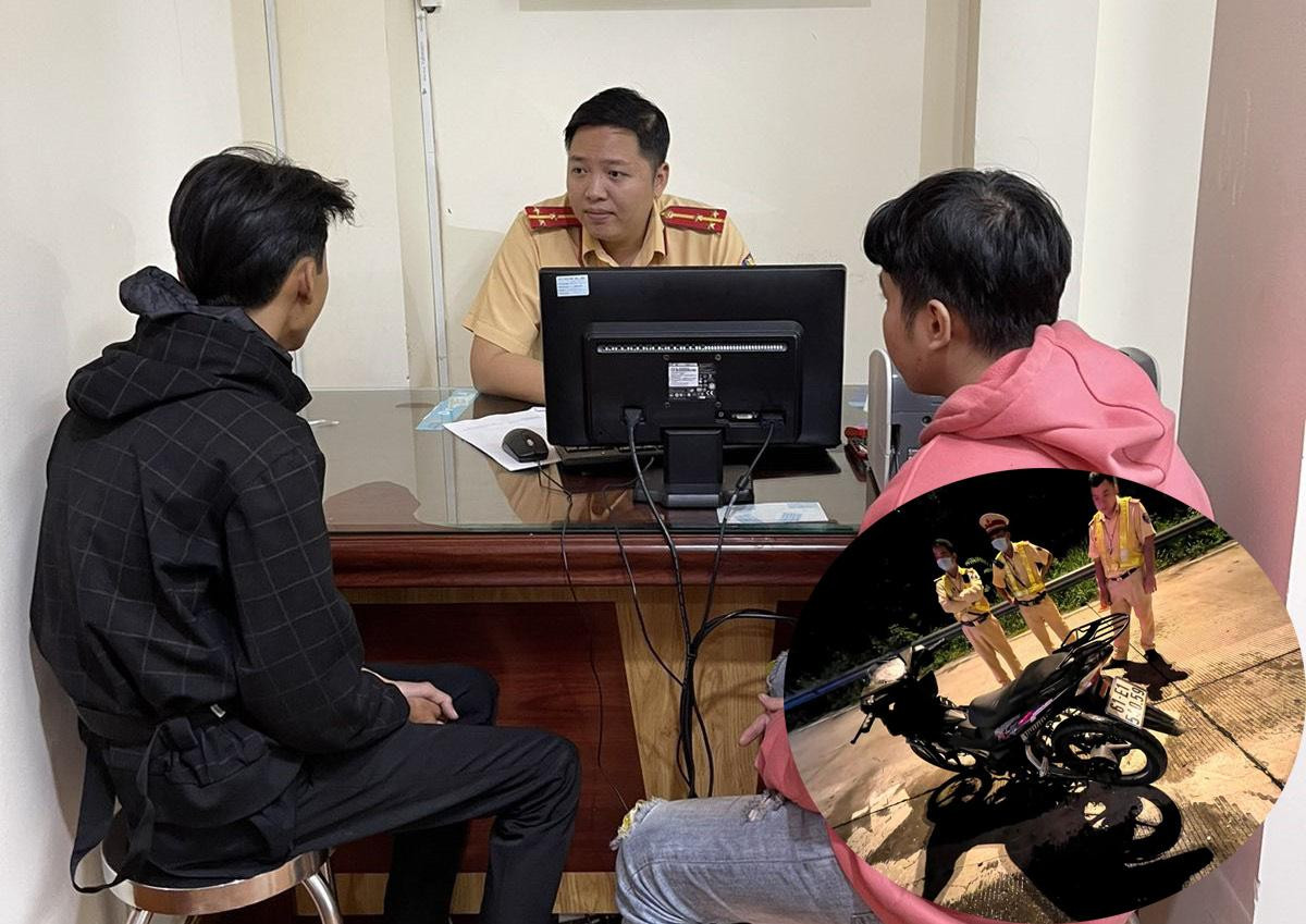 Hai thanh niên làm việc với tổ công tác. Hai thanh niên làm việc với tổ công tác.