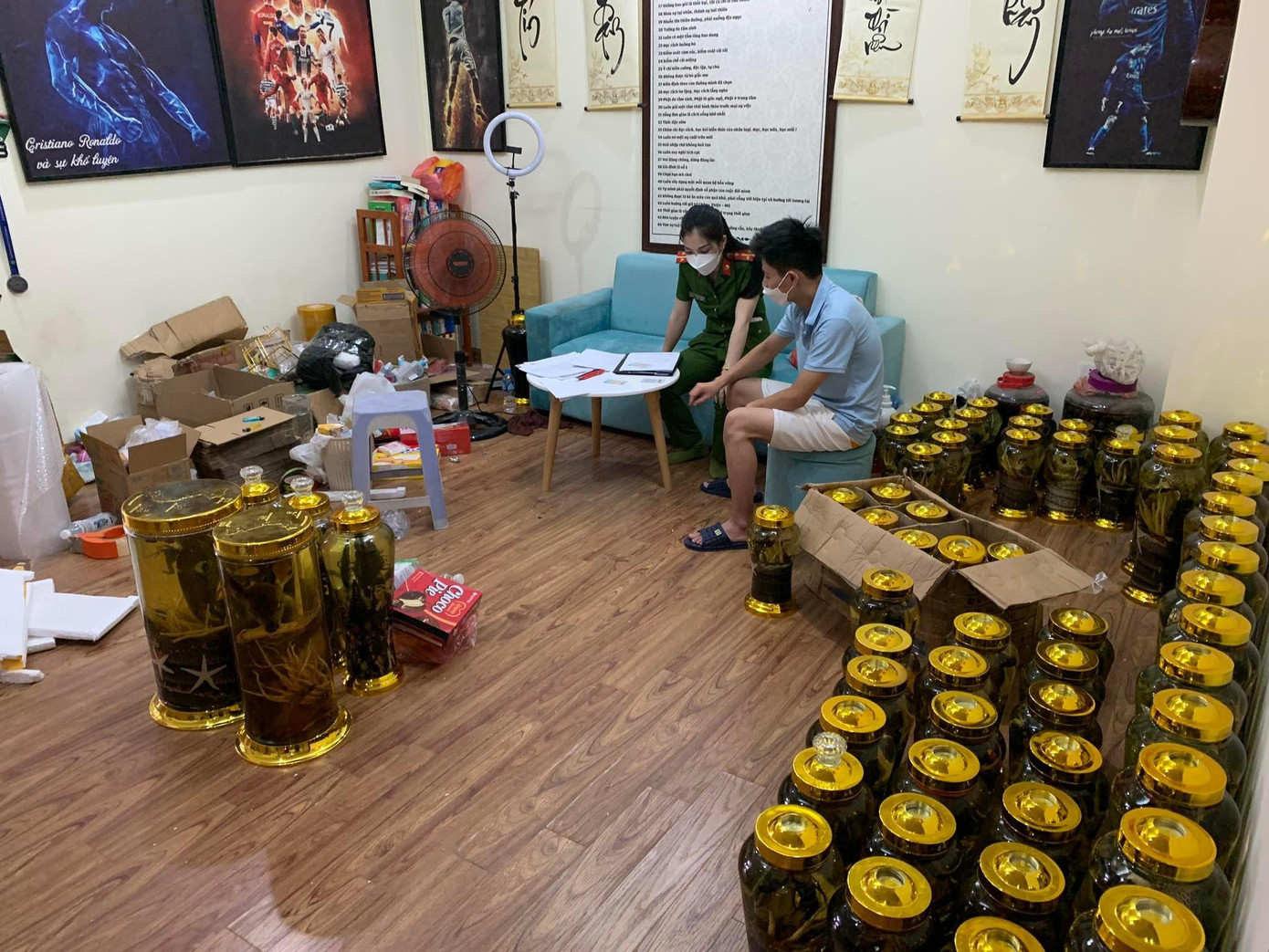 Lực lượng chức năng kiểm tra căn hộ chung cư.