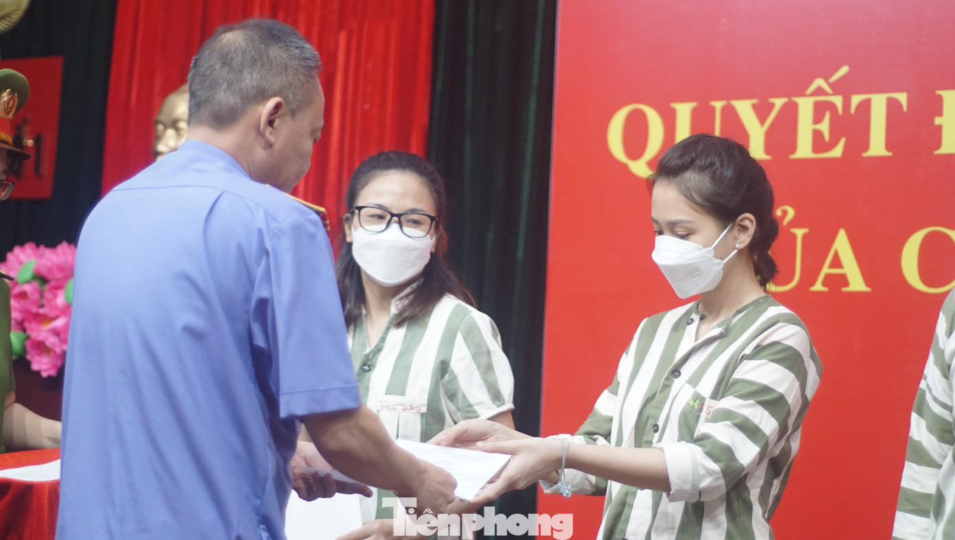 Đại diện Viện kiểm sát trao quyết định đặc xá cho phạm nhân tại Trại Tạm giam số 1.