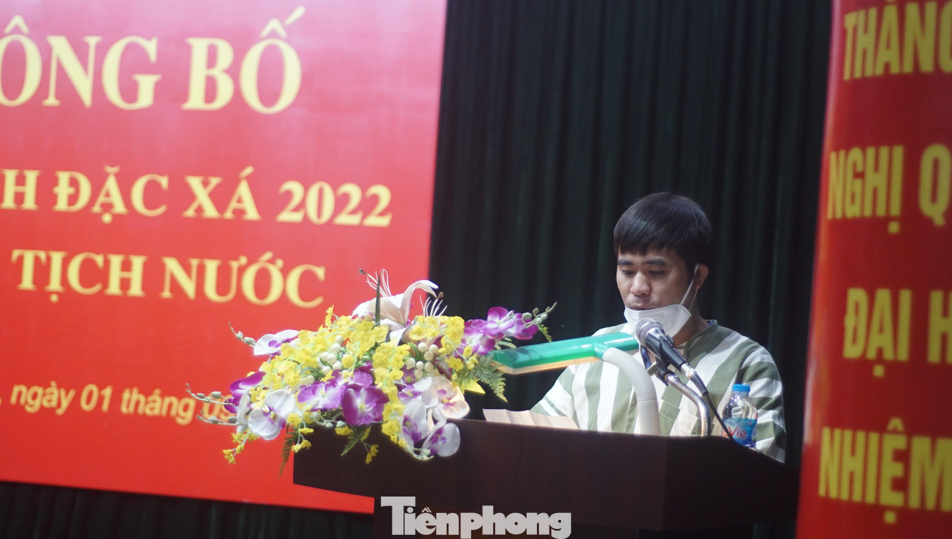 Thay mặt 40 phạm nhân được đặc xá lần này, anh Trần Văn Lễ (SN 1985 ở huyện Hoài Đức, Hà Nội) xúc động cho biết, trong quá trình cải tạo giam giữ bản thân anh và những phạm nhân đã nhận được sự quan tâm đặc biệt của những giám thị và hứa quyết tâm sau khi về với cộng đồng sẽ phấn đấu, rèn luyện để trở thành công dân có ích cho gia đình và xã hội.