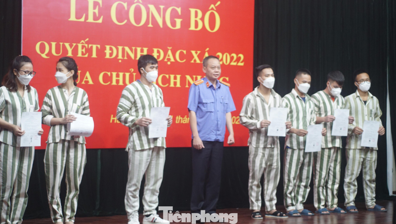 7 phạm nhân đại diện cho 40 người được đặc xá vui mừng nhận quyết định.