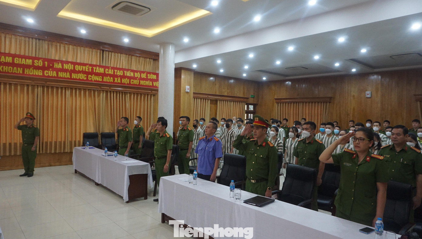 Tại Trại Tạm giam số 1, lúc 8h30, Công an TP Hà Nội tổ chức lễ công bố quyết định đặc xá năm 2022 của Chủ tịch nước cho 40 phạm nhân đang chấp hành án tại đây.