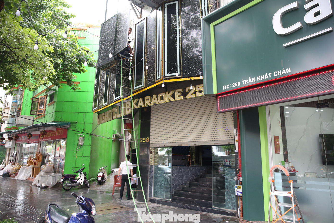 Lối thoát hiểm thiết kế bên ngoài cơ sở karaoke. Lối thoát hiểm thiết kế bên ngoài cơ sở karaoke.