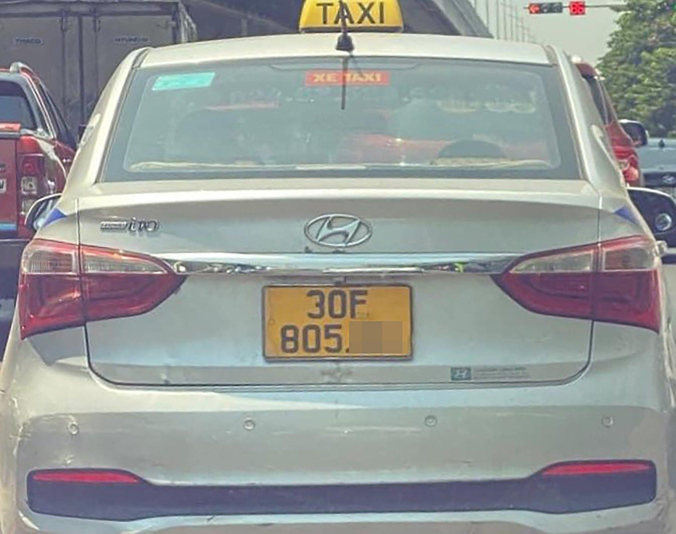 Taxi sửa biển số để tránh phạt nguội.