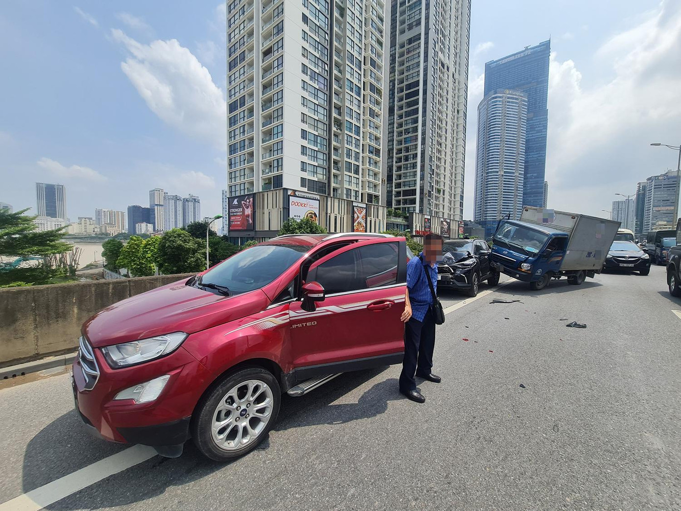 Bánh trước xe tải gác lên phía sau ô tô con.