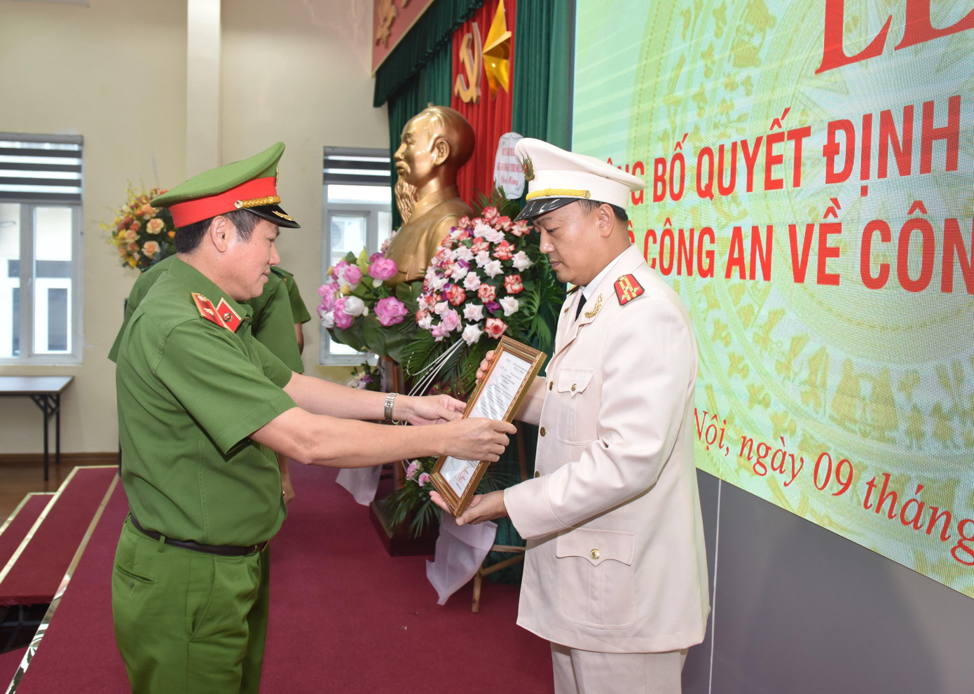 Thừa ủy quyền của lãnh đạo Bộ Công an, Thiếu tướng Nguyễn Văn Viện, Cục trưởng C04 trao quyết định của Bộ Công an điều động Thượng tá Hoàng Tâm Hiếu giữ chức vụ Phó Cục trưởng C04.