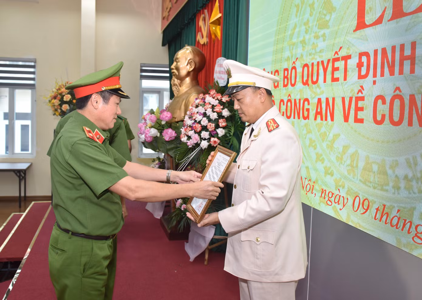Thừa ủy quyền của lãnh đạo Bộ Công an, Thiếu tướng Nguyễn Văn Viện, Cục trưởng C04 trao quyết định của Bộ Công an điều động Thượng tá Hoàng Tâm Hiếu giữ chức vụ Phó Cục trưởng C04. Thừa ủy quyền của lãnh đạo Bộ Công an, Thiếu tướng Nguyễn Văn Viện, Cục trưởng C04 trao quyết định của Bộ Công an điều động Thượng tá Hoàng Tâm Hiếu giữ chức vụ Phó Cục trưởng C04.