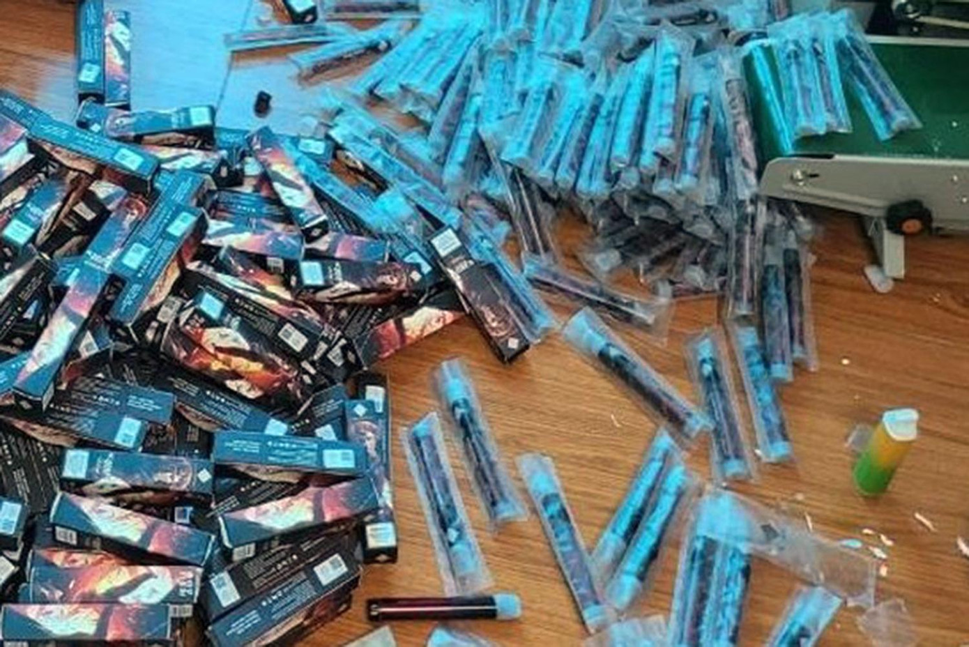 Số lượng lớn thuốc lá điện tử cùng linh kiện lắp ráp bị thu giữ. Số lượng lớn thuốc lá điện tử cùng linh kiện lắp ráp bị thu giữ.