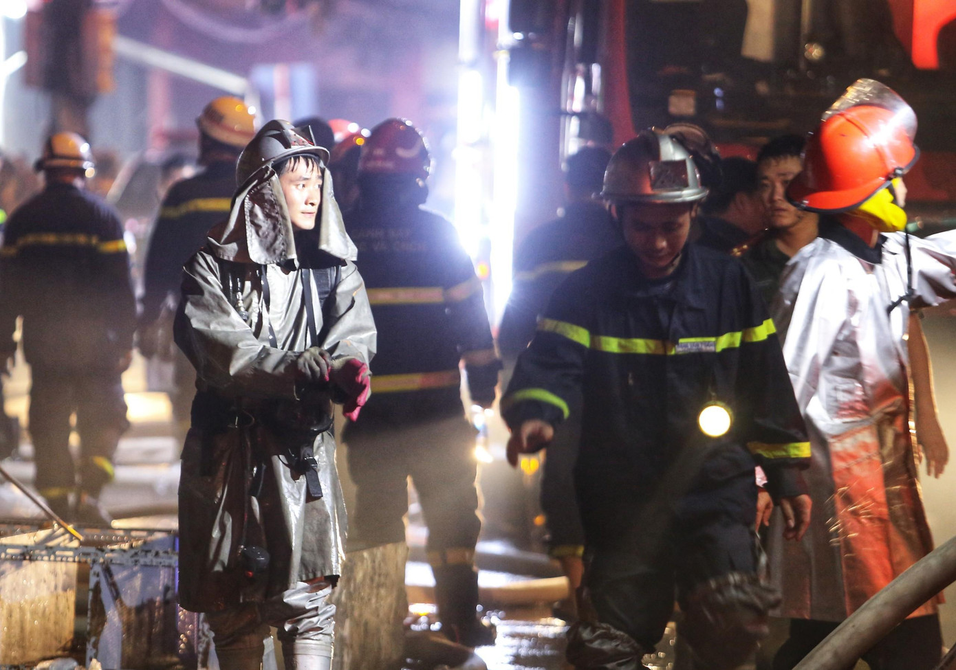 Lực lượng chữa cháy tiếp cận hiện trường.