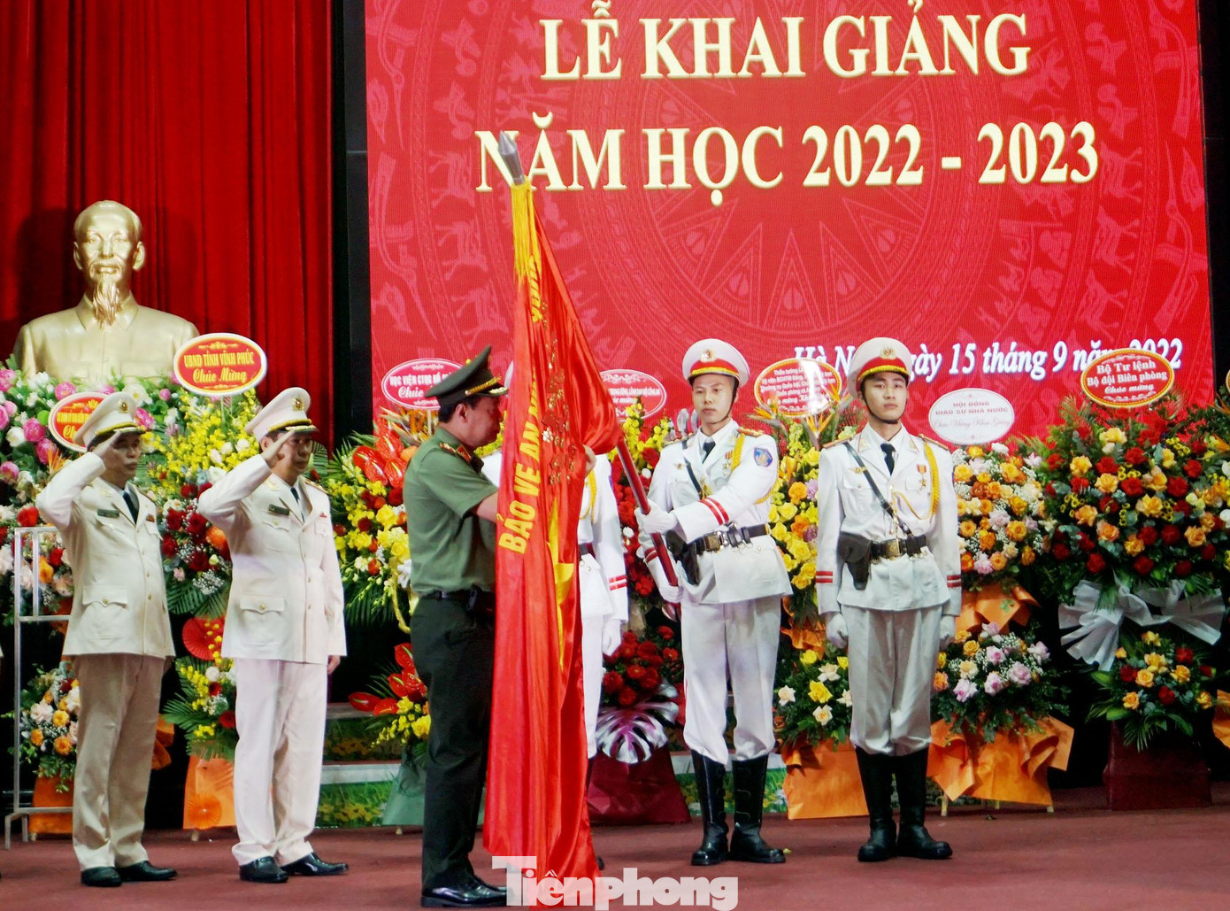 Thừa ủy quyền của Chủ tịch nước, Thiếu tướng Lê Tấn Tới, Chủ nhiệm Ủy ban Quốc phòng và An ninh của Quốc hội gắn Huân chương Quân công hạng Ba lên lá cờ truyền thống của Học viện CSND.