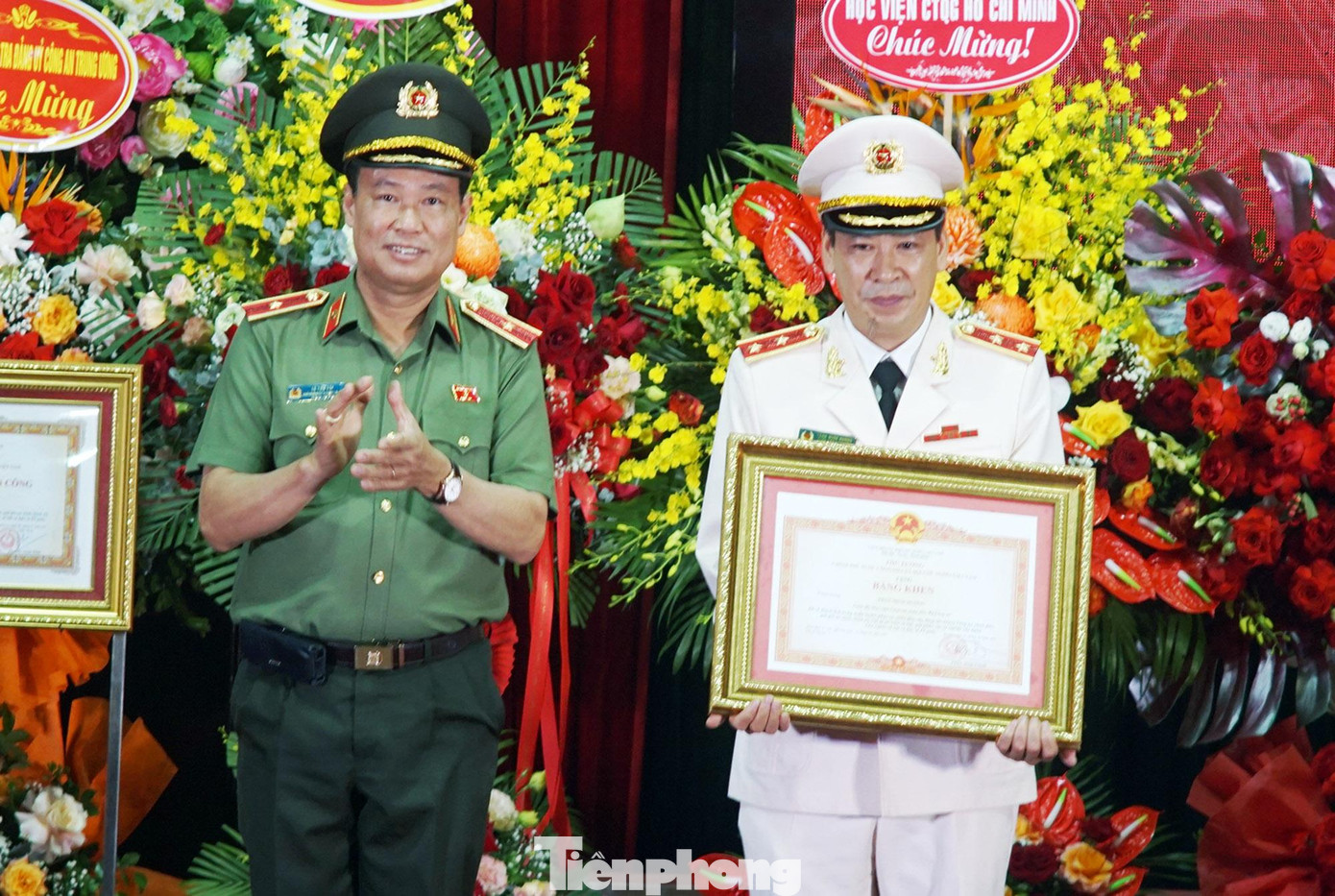 Tại buổi lễ, hai tập thể thuộc Học viện CSND đón nhận Huân chương Bảo vệ Tổ quốc hạng Nhì và Huân chương Bảo vệ Tổ quốc hạng Ba của Chủ tịch nước; Trung tướng Trần Minh Hưởng, Giám đốc Học viện CSND đón nhận Bằng khen của Thủ tướng Chính phủ vì có thành tích xuất sắc.