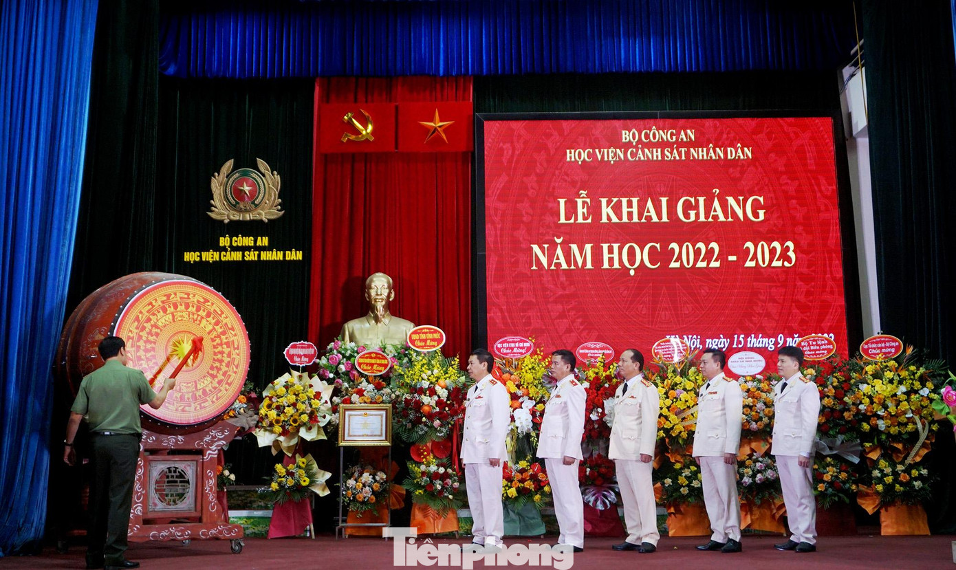 Thiếu tướng Lê Tấn Tới, Chủ nhiệm Ủy ban Quốc phòng và An ninh của Quốc hội đánh trống khai giảng năm học mới.