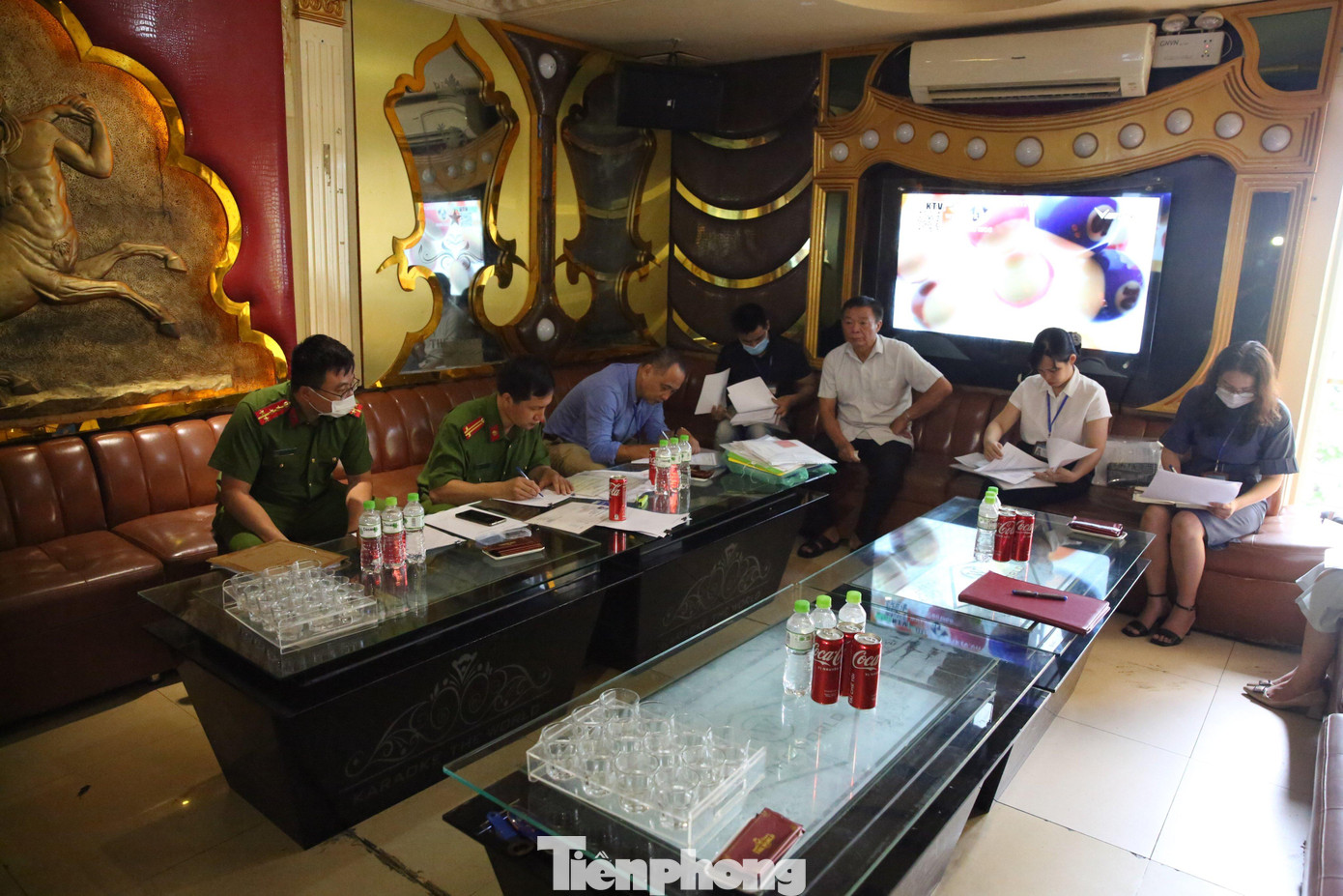 Đoàn liên ngành làm việc tại cơ sở kinh doanh karaoke. Đoàn liên ngành làm việc tại cơ sở kinh doanh karaoke.