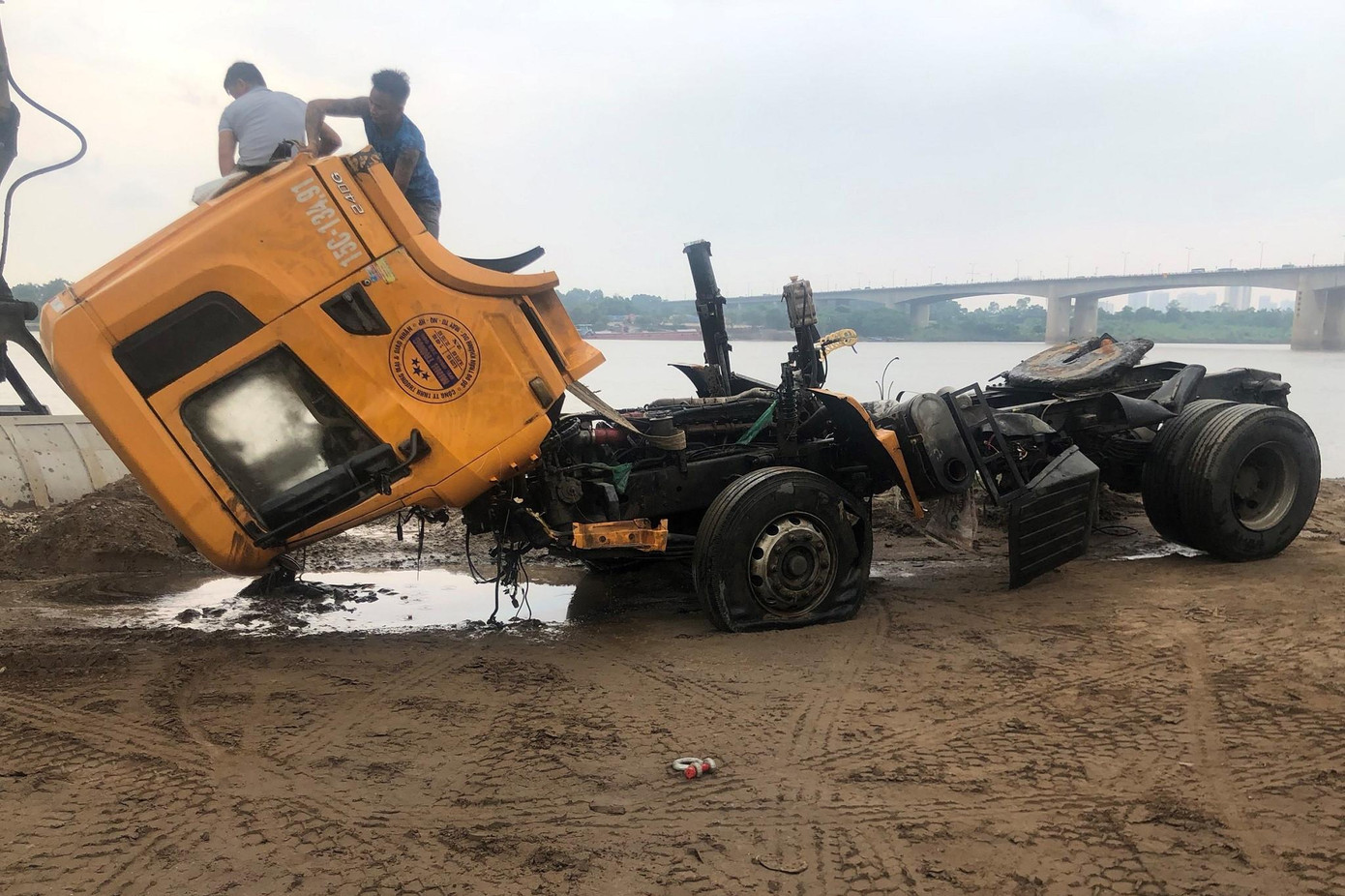 Phần đầu xe hư hỏng. Ảnh: L.Q.M Phần đầu xe hư hỏng. Ảnh: L.Q.M