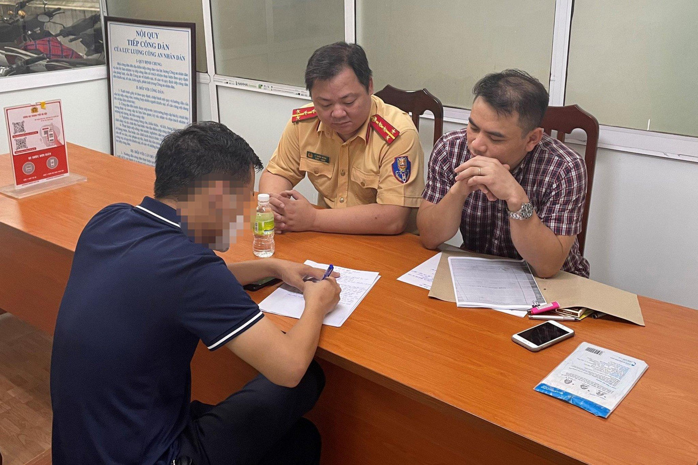 Tài xế V. làm việc với lực lượng CSGT.