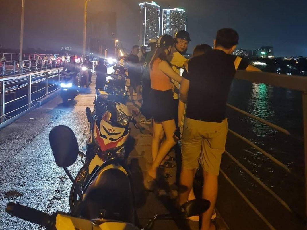 Nhiều người dân theo dõi vụ việc.