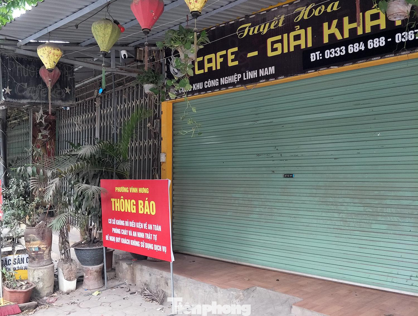 Trao đổi với phóng viên, lãnh đạo UBND phường Vĩnh Hưng cho biết, việc đặt các biển thông báo trước các cơ sở kinh doanh cà phê hát cho nhau nghe, karaoke không đảm bảo PCCC và an ninh trật tự được phường thực hiện hơn 1 tuần qua.