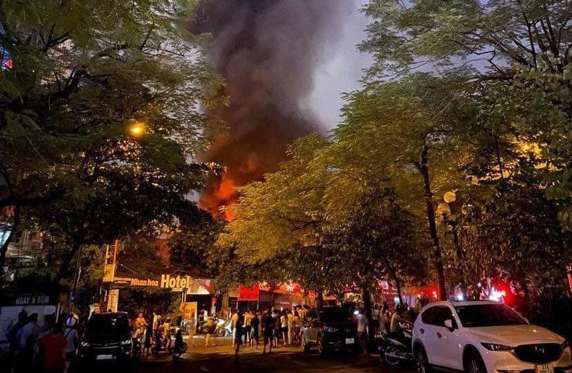 Cột khói bốc cao hàng chục mét.