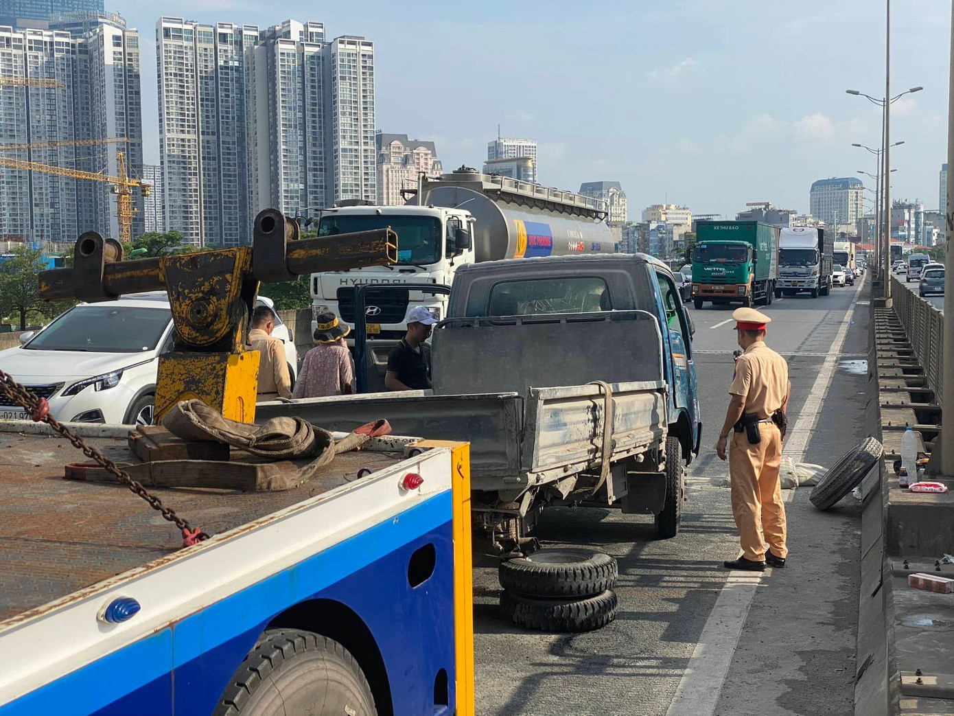 Lực lượng CSGT có mặt phân luồng giao thông.