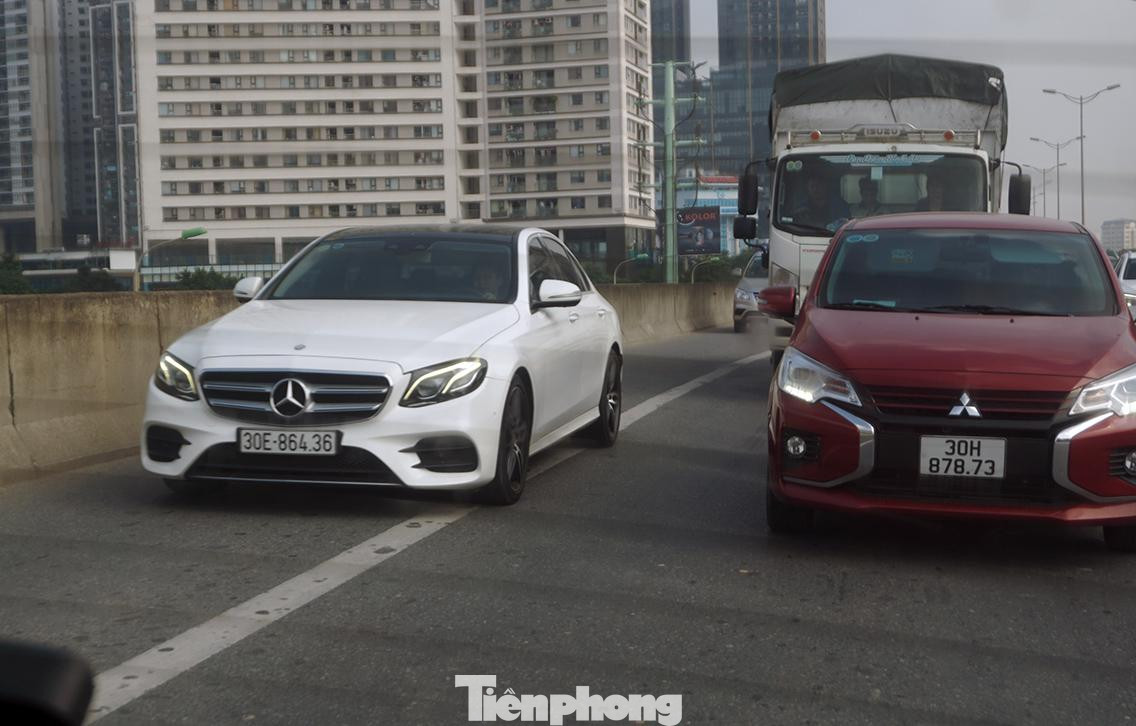 Các phương tiện vô tư đi vào làn dừng xe khẩn cấp vào sáng 20/9 ngay sau đoàn xe của CSGT.