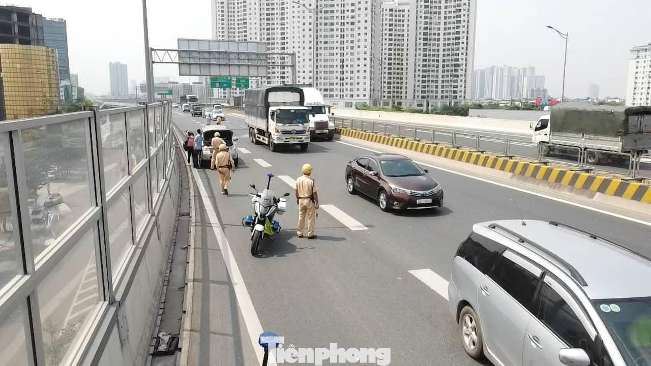 Trước đó, Cục CSGT phối hợp với Công an TP Hà Nội tăng cường tuần tra kiểm soát lưu động thí điểm 1 tháng trên tuyến đường Vành đai 3, sử dụng phương tiện kỹ thuật ghi nhận các lỗi vi phạm nhất là điều khiển phương tiện vào làn khẩn cấp, sử dụng xe mô tô cơ động di chuyển dọc tuyến để phát hiện và kịp thời giải quyết các điểm nút gây ùn tắc cả trên cao và các điểm xuống đường dưới, phân luồng.