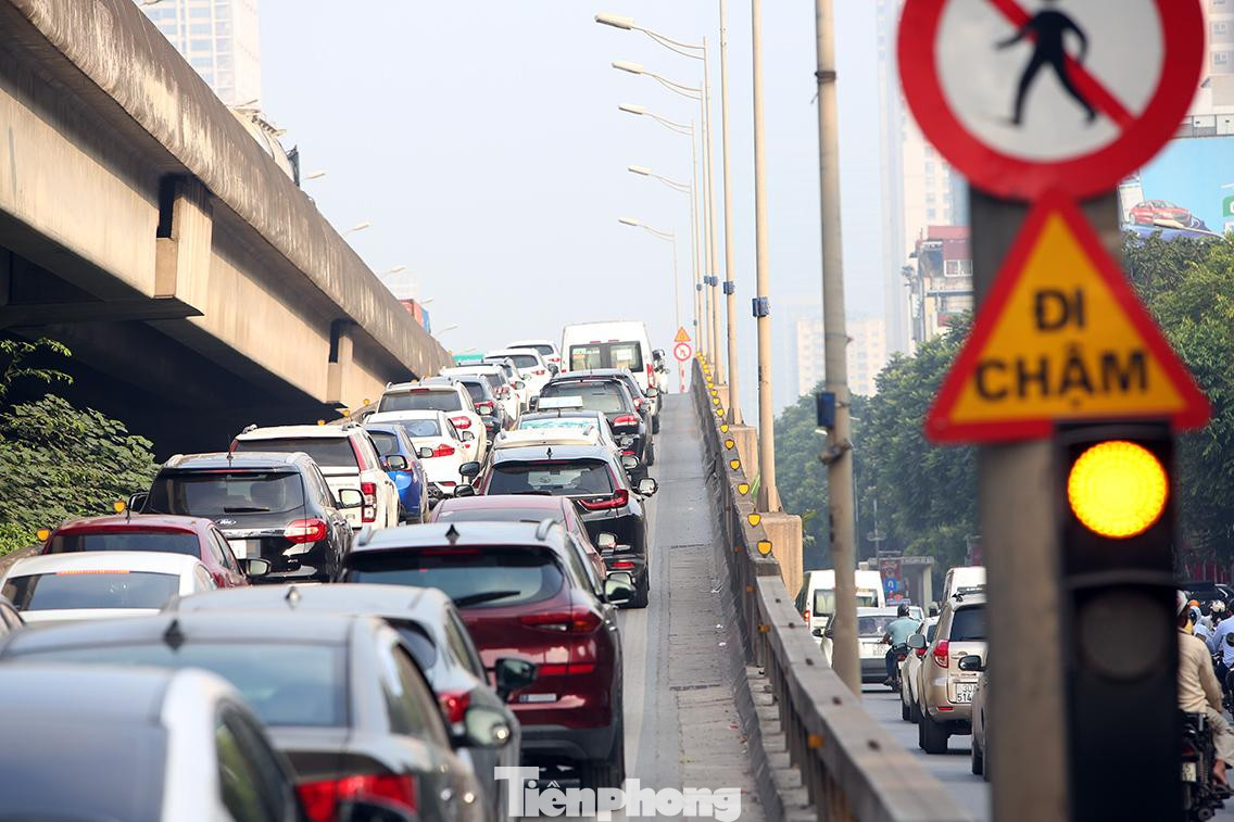 Bắt đầu từ sáng cùng ngày, Cục CSGT cử 9 chiến sĩ phối hợp với 10 cán bộ, chiến sĩ của 5 Đội CSGT Hà Nội triển khai kế hoạch tuần tra chống ùn tắc, ghi hình phương tiện vi phạm trên tuyến Vành đai 3 trên cao từ cầu Thăng Long - cầu Thanh Trì.