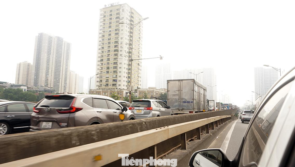 Cụ thể, các trường hợp vi phạm sẽ bị ghi hình làm căn cứ để xử phạt và tập trung vào các hành vi như dừng đỗ, đón trả khách sai quy định, đi vào làn dừng xe khẩn cấp… Cùng với đó, khi phát hiện sự cố, tai nạn trên tuyến, tổ công tác sẽ điều tiết giao thông và thông báo cho đội địa bàn xử lý. Kế hoạch được triển khai từ 20/9-20/10.