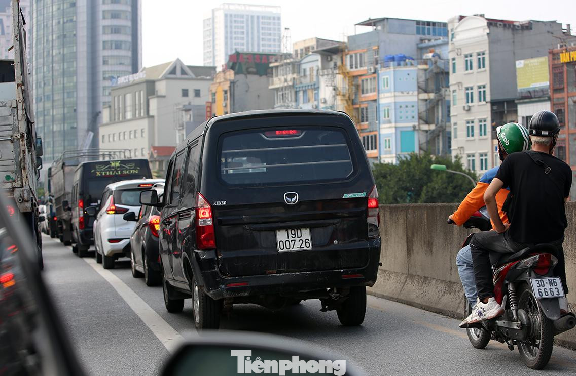 Xe máy cũng tranh thủ lên đường Vành đai 3 trên cao để "đi cho nhanh".