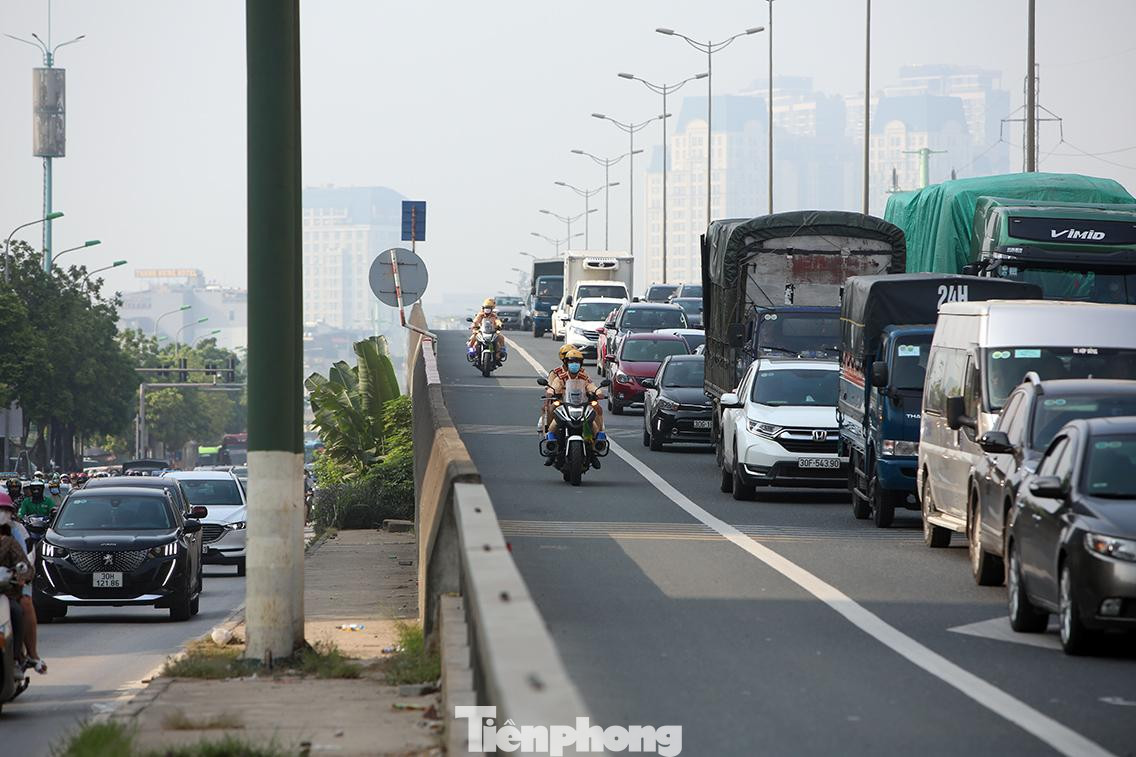Lực lượng CSGT tuần tra bằng mô tô trên tuyến Vành đai 3 trên cao. Lực lượng CSGT tuần tra bằng mô tô trên tuyến Vành đai 3 trên cao.