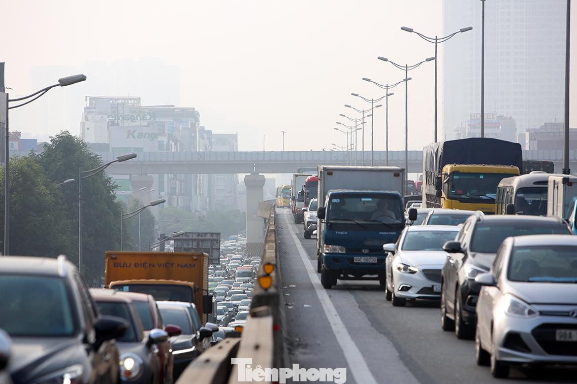 Theo ghi nhận của phóng viên, khoảng 7h tại khu vực đường Vành đai 3 trên cao hướng Phạm Hùng - Linh Đàm xảy ra tình trạng ùn tắc kéo dài.