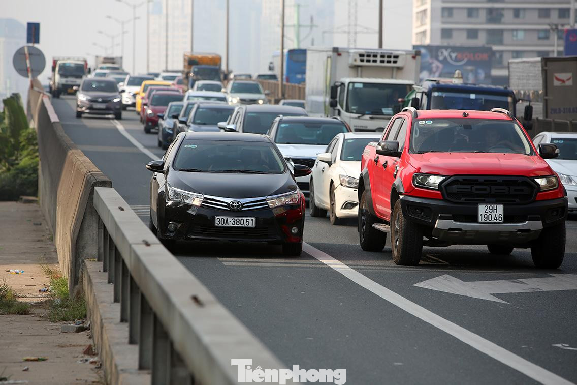 Các phương tiện di chuyển rất chậm, một số xe 'nóng ruột' đã di chuyển vào làn dừng khẩn cấp. Tại các lối lên, xuống đường Vành đai 3 trên cao giao cắt với đường Phạm Hùng, Khuất Duy Tiến, Nguyễn Xiển…cũng xảy ra tình trạng ùn tắc tương tự.