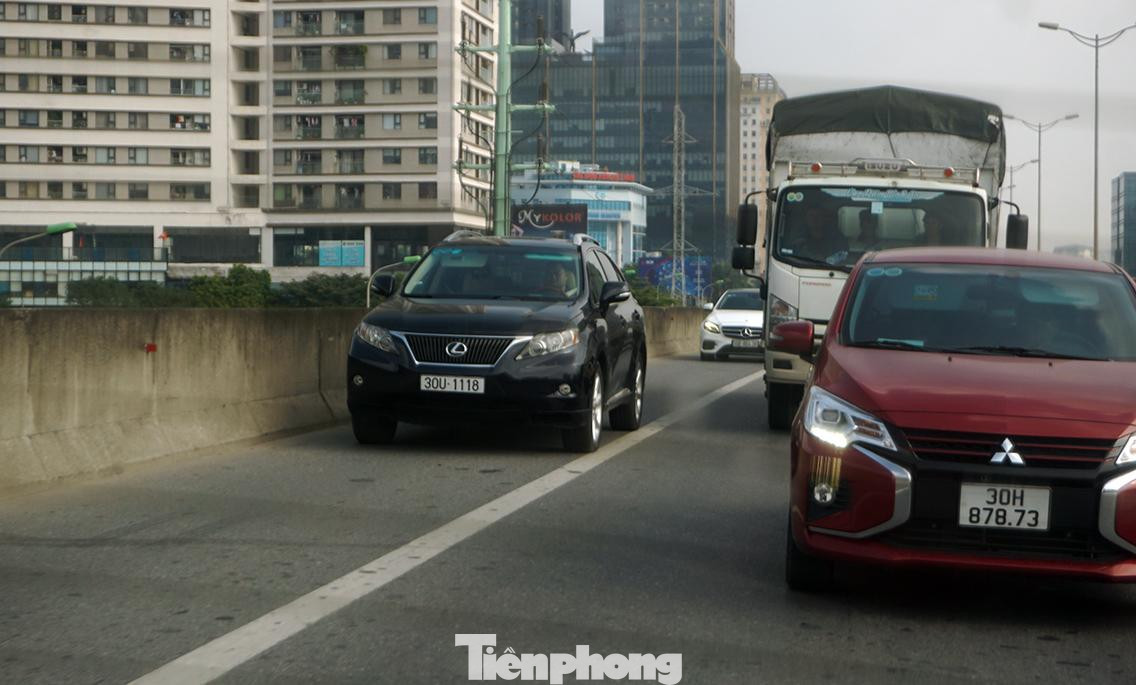 Tuy nhiên, ngay sau khi tổ công tác đi qua, các phương tiện lại tràn vào làn dừng xe khẩn cấp, gây ra cảnh hỗn loạn giao thông.