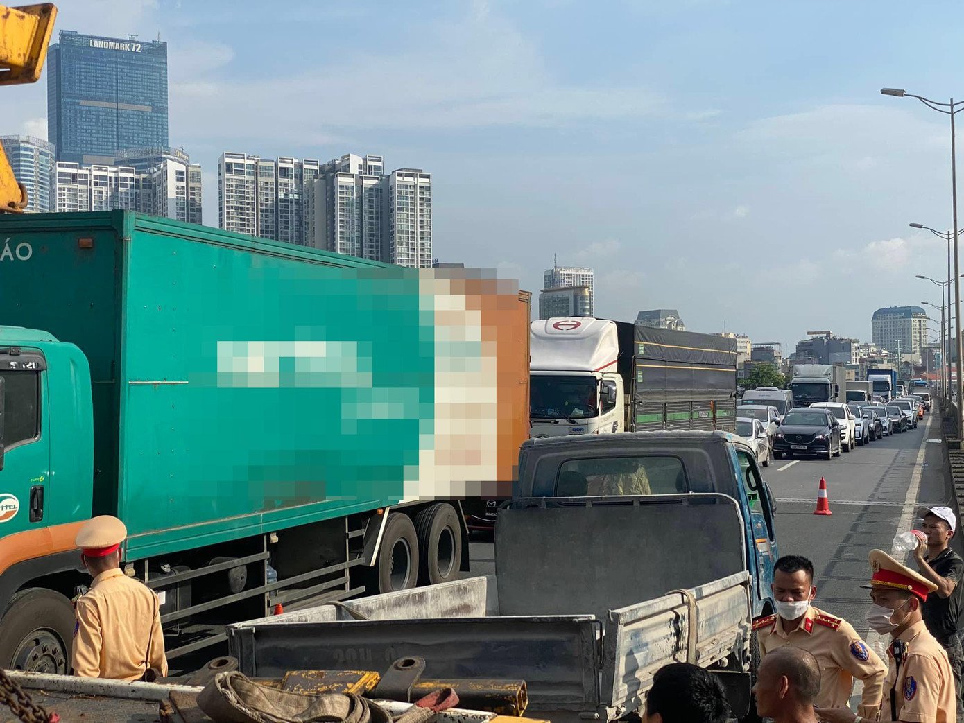 Vụ tai nạn khiến giao thông ùn dài.