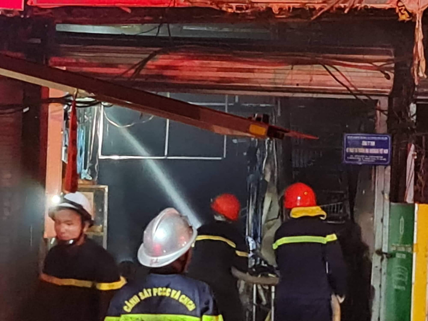 Theo cơ quan chức năng, lửa cháy 3 ki-ốt liền kề.