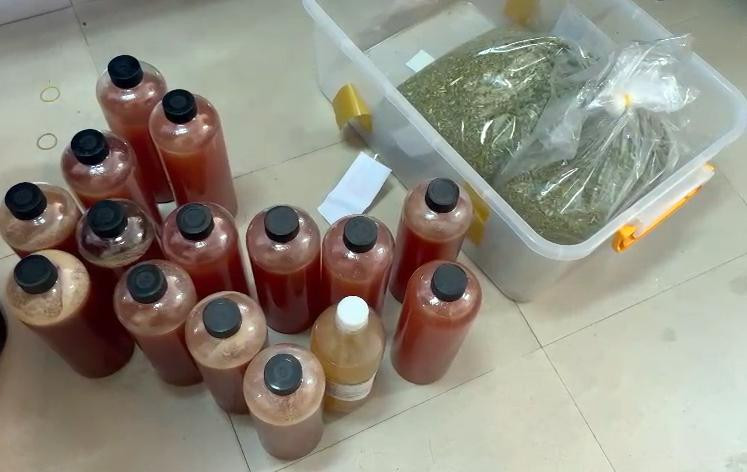 Chất lỏng chứa ma túy bị thu giữ. Chất lỏng chứa ma túy bị thu giữ.