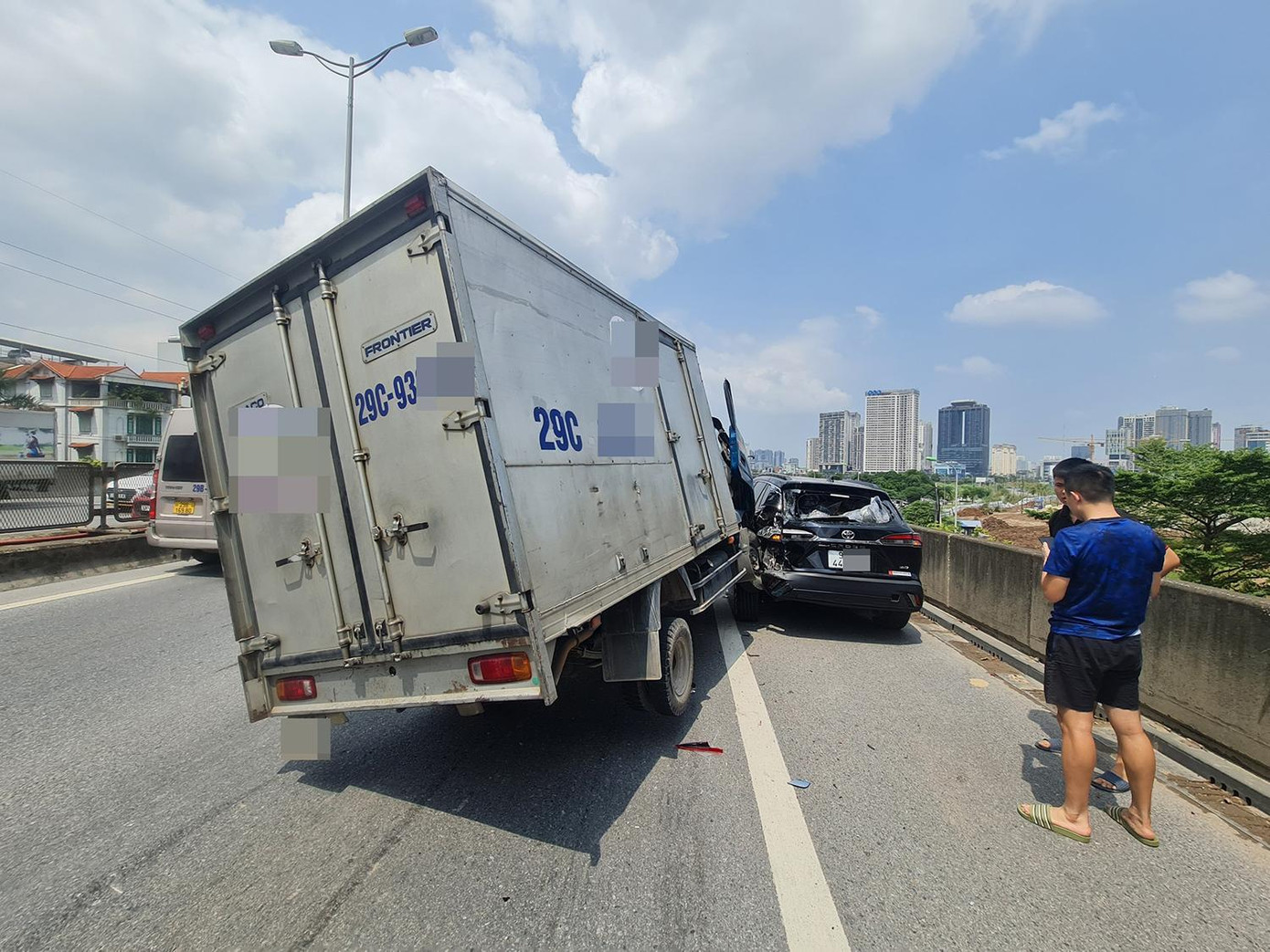 Cả 3 ô tô hư hỏng sau vụ tai nạn.