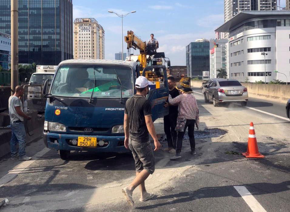 Xe cẩu có mặt tại hiện trường.