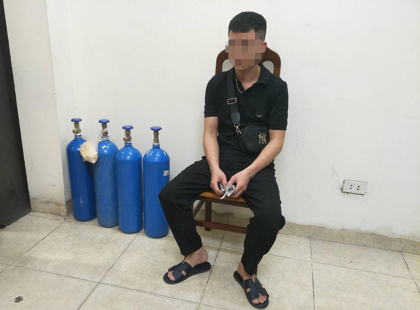 Tổ công tác 141 Hà Nội phát hiện nam thanh niên chở 4 bình "khí cười" đi giao cho khách. Tổ công tác 141 Hà Nội phát hiện nam thanh niên chở 4 bình "khí cười" đi giao cho khách.