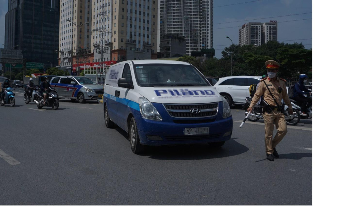 Lực lượng CSGT xử lý các trường hợp vi phạm.