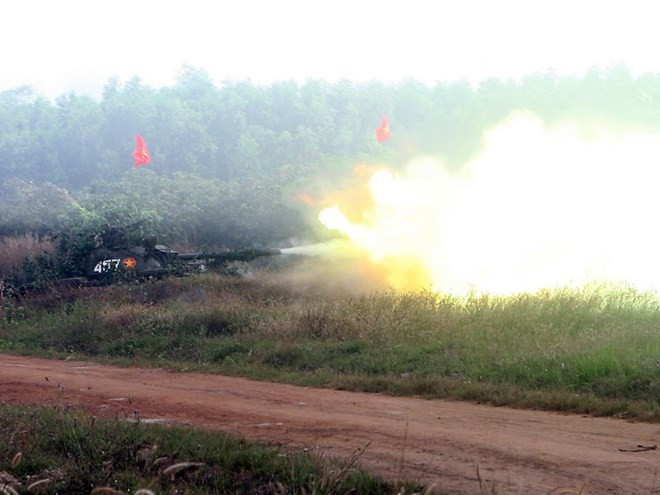 Xe tăng nhằm thẳng mục tiêu địch Xe tăng nhằm thẳng mục tiêu địch Bài viết: http://news.zing.vn/Xe-tang-truc-thang-Binh-doan-Cuu-Long-dien-tap-ban-dan-that-post380907.html Nguồn Zing News