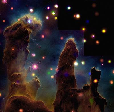 Bao trùm tinh vân Đại Bàng (Eagle Nebula) là sắc đỏ kì bí của những đám khí khổng lồ và ánh sáng lấp lánh. Ở giữa bức hình là 3 cây cột sáng tạo 'Pillars of Creation' - nơi hình thành những ngôi sao trẻ