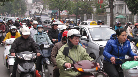 Ngay từ 16h30 chiều, phương tiện đã gặp khó khăn khi di chuyển trên đường Điện Biên.