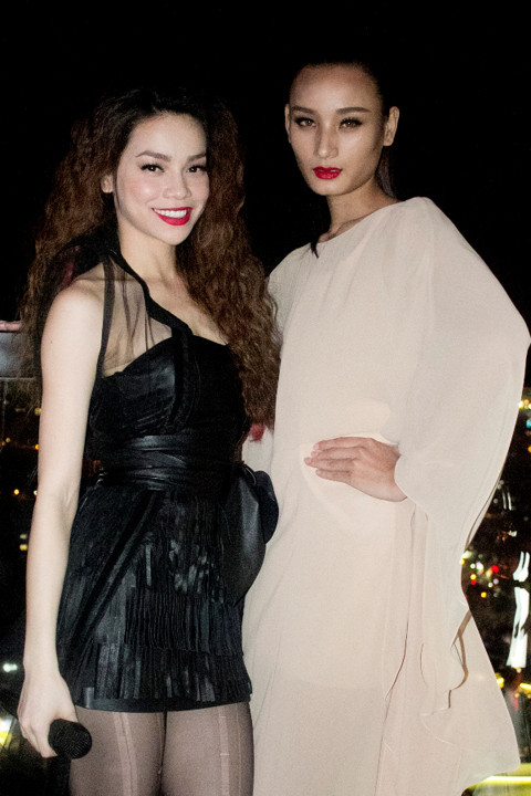 Lê Thúy tự tin đọ vóc dáng mình hạc sương mai với đàn chị Hà Hồ. Lê Thúy tự tin đọ vóc dáng mình hạc sương mai với đàn chị Hà Hồ