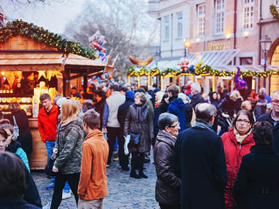 Du khách nào cũng đến đây vài lần cùng bạn bè, gia đình, người yêu để uống bia, uống Glühwein, rượu trứng (Eierpunsch), nhâm nhi hạt dẻ, ăn bánh kếp hay bánh khoai tây chiên…